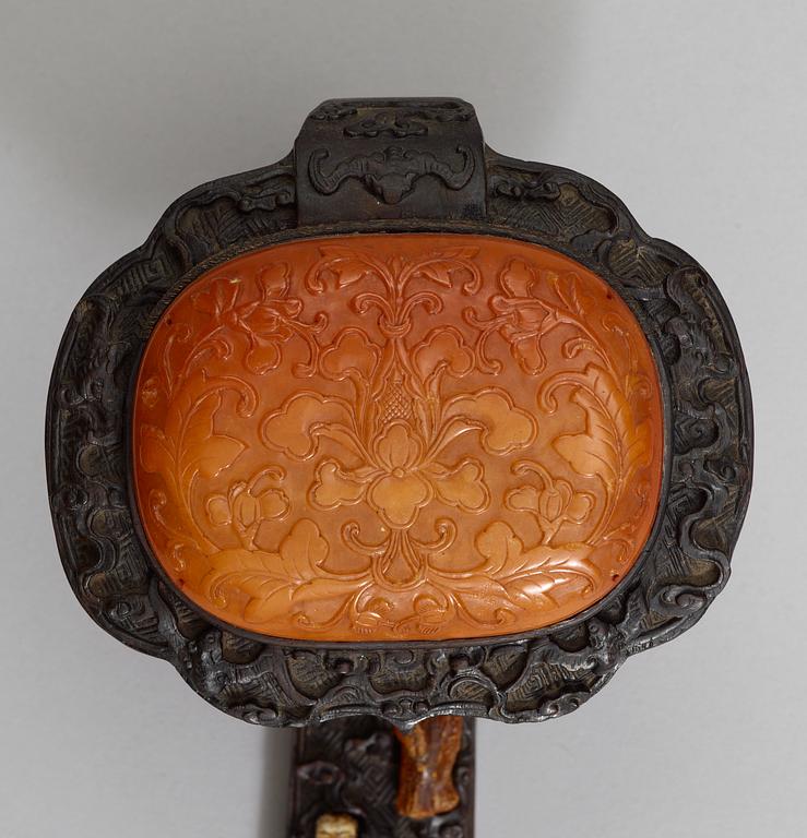 RUYISPIRA, trä med inläggningar av nefrit, korall, turkos och andra stenar. Qing dynastin, troligen Qianlong.
