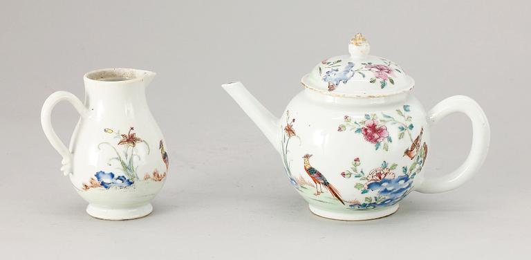TEKANNA samt GRÄDDKANNA, porslin, Kina, Qianlong, 1700-tal.