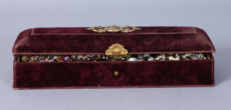 BIJOUTERIER, 10 st samt SKRIN, jugend, 1800/1900-tal.