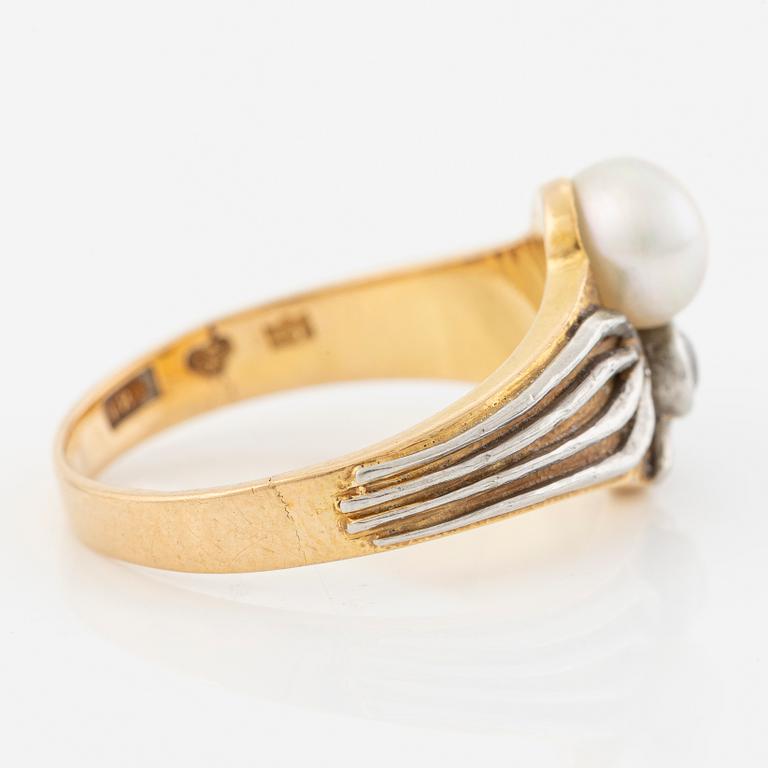 Ring 18K guld med en odlad pärla och en gammalslipad diamant.