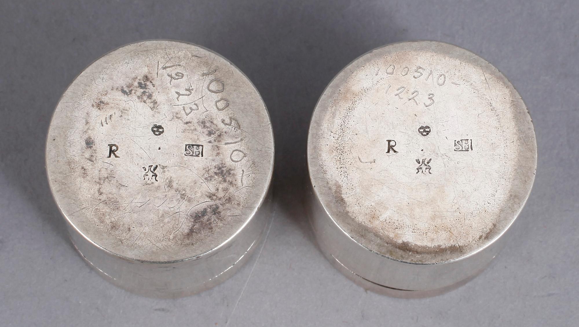 TOILETTEDOSOR, ett par, silver,  Stephan Halling, Örebro 1775. Tot ca 91 gram.