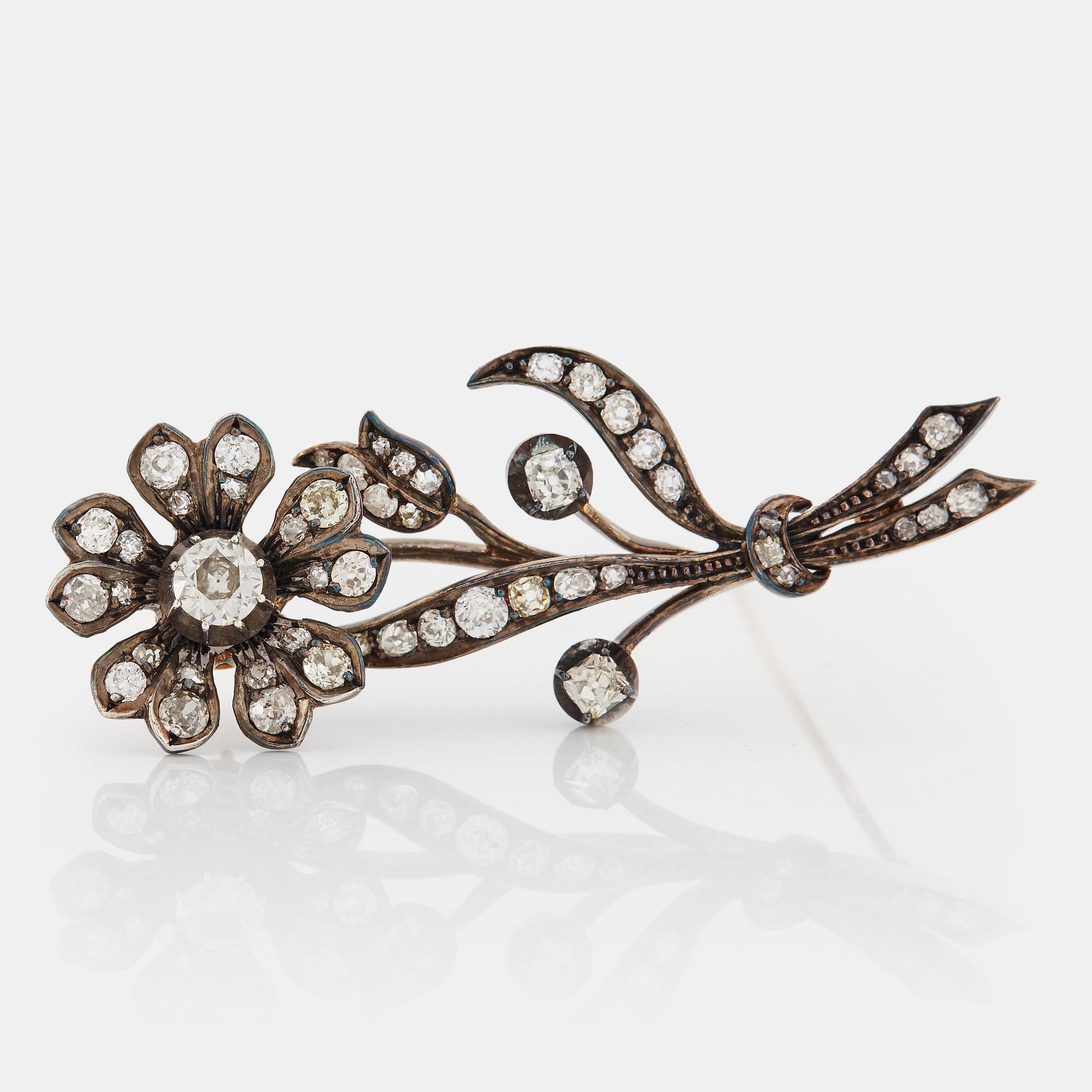 A brooch in the form of a flower set "en tremblant".