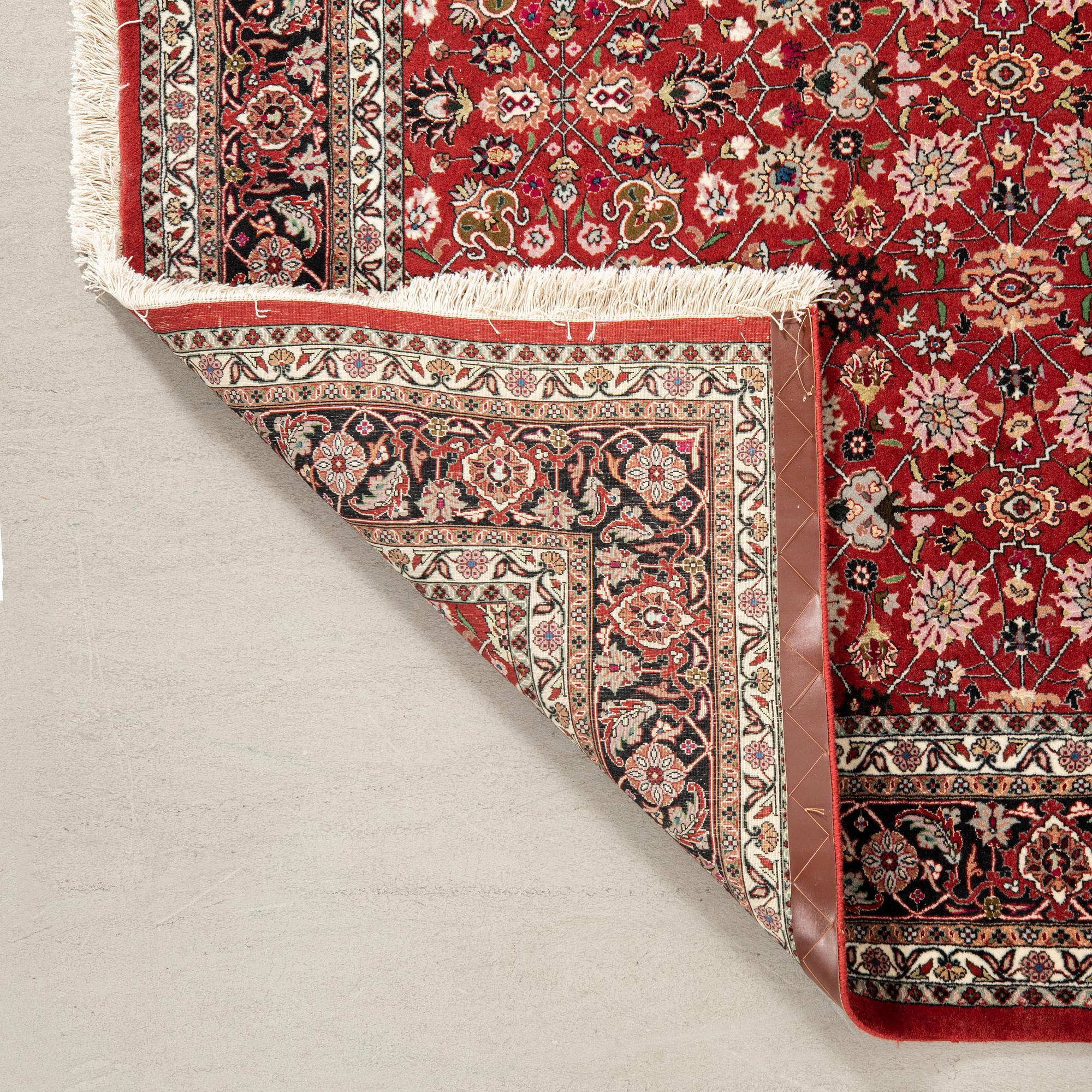 Carpet possibly Bidjar, approx. 248x174 cm.