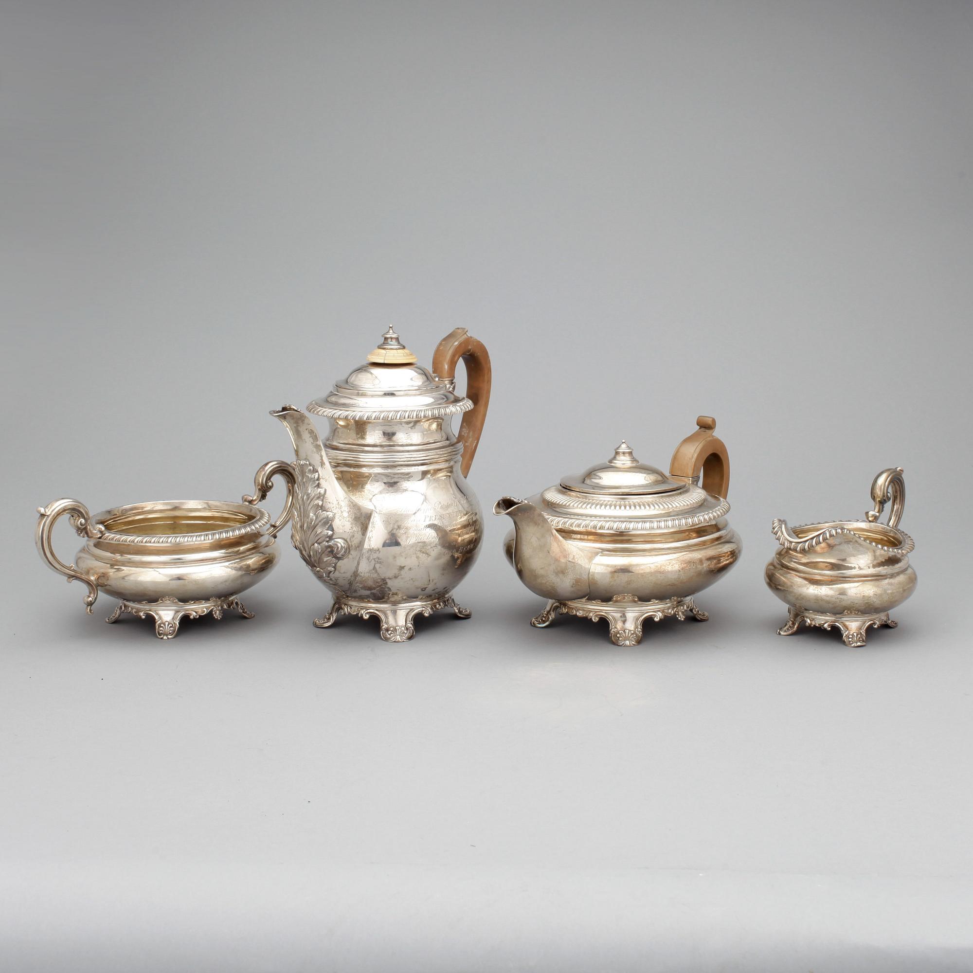 KAFFE- & TESERVIS, 3 delar, silver, London, 1908/09. Totalvikt: ca 1627 gram.