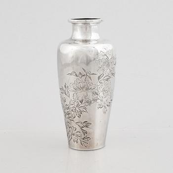 A Japanese silver vase, 20th century. Signed. Weight 160 grams.