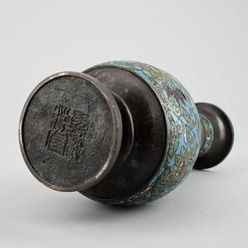 VAS, brons med cloisonne, Kina omkring sekelskiftet 1900.