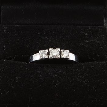 Ring, 18K vitguld med tre runda briljantslipade diamanter.