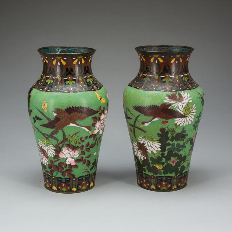 URNOR, ett par, koppar och emalj, Kina, 1800-tal.