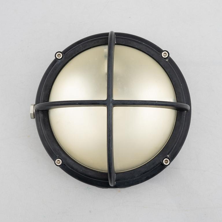 Lauritz Knudsen, vägglampa för utomhusbruk, "Skot", Louis Poulsen, Danmark.