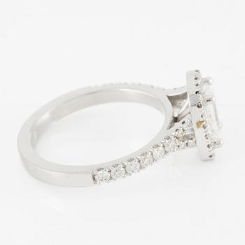 Ring, 18K white gold with an emerald-cut diamond and brilliant-cut diamonds, Sweet Rocks. Accompanied by GIA dossier.