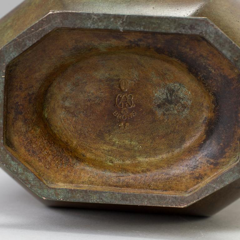 JUST ANDERSEN, vas av brons, GAB, Stockholm. Modellen i produktion omkring 1927-1943.