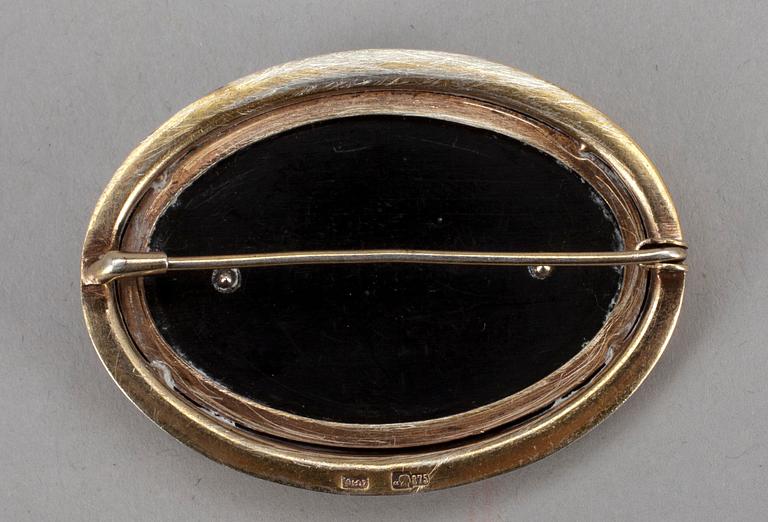 BROSCH, förgylld silver, onyx, glasspärla. Sovjetiska stämplar 1927-1954. Vikt 9,6 g.