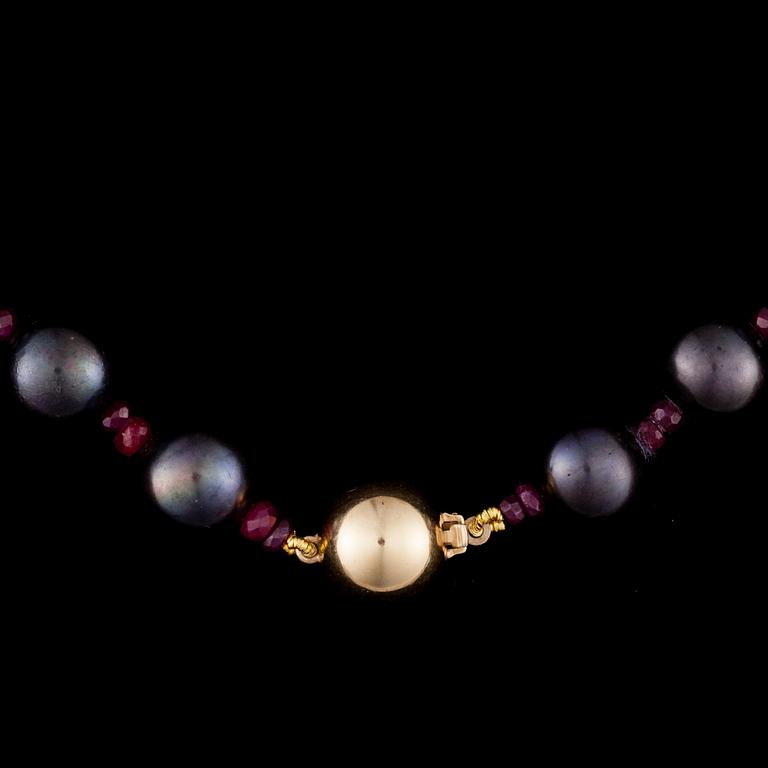 PÄRLCOLLIER, mörka odlade pärlor, rubiner, 14K guldlås.