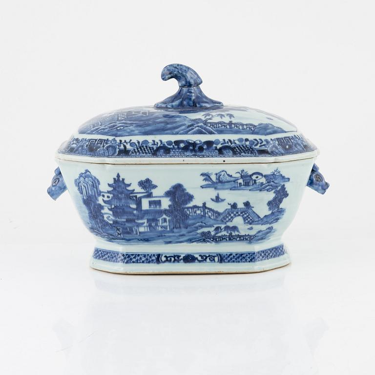 A blue and white terrine with cover, Qing dynasty, Qianlong (1736-95).