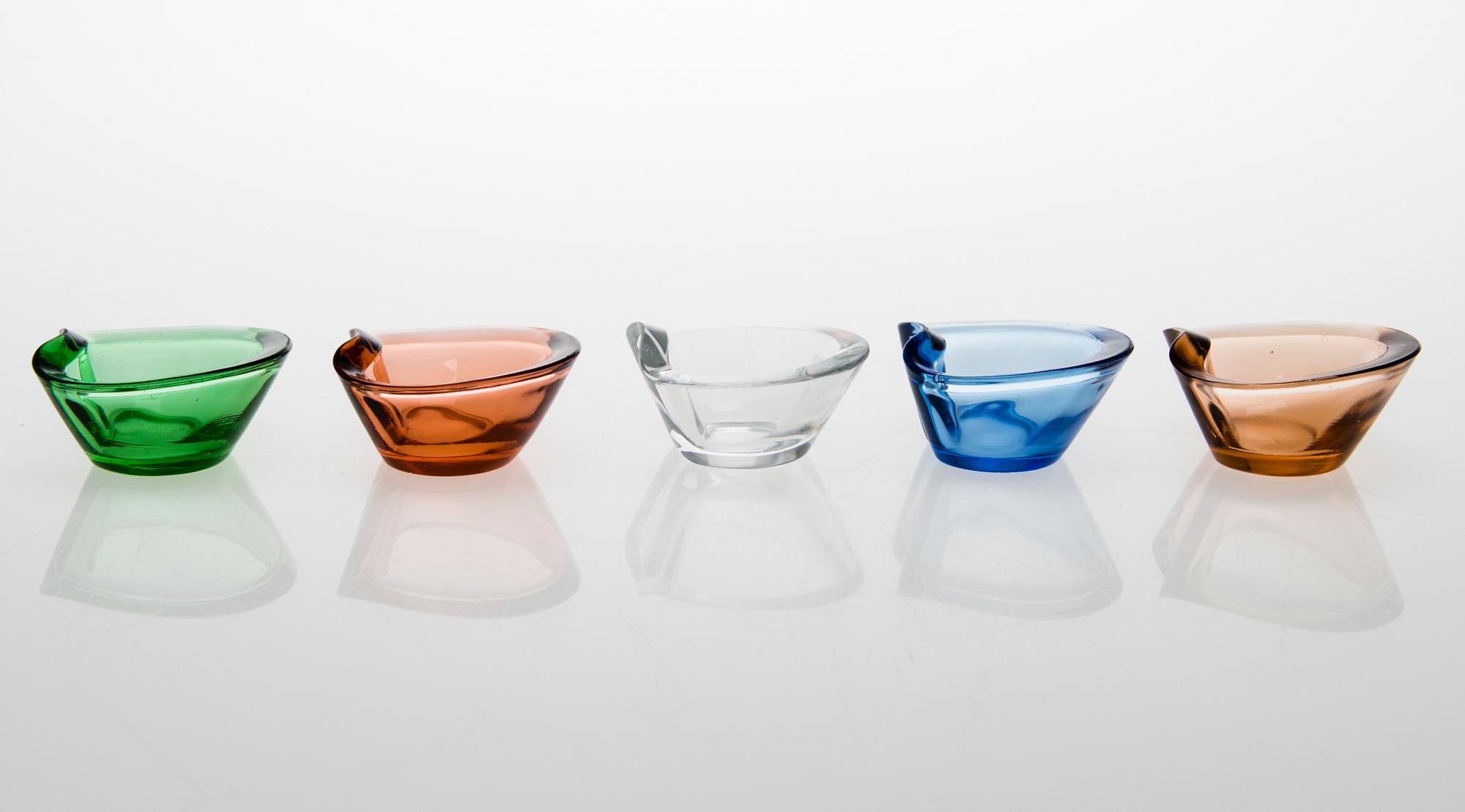 HELENA TYNELL, Five bowls/ash trays Riihimäen Lasi Oy. In production 1949-1958.