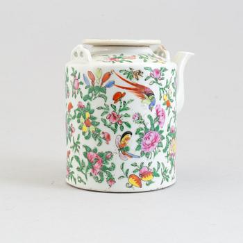 Two teapots with cover, Qing dynasty, late 19th century.