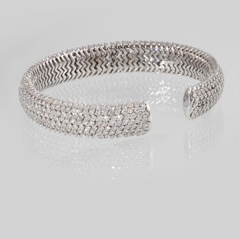 ARMRING, 18K vitguld med briljantslipade diamanter 12.88 ct. Vikt 49,5 gram.
