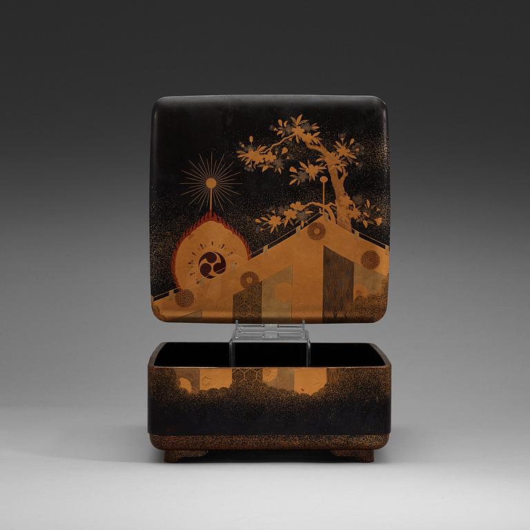 A Japanese lacquered box with cover, Meiji period (1868-1912).