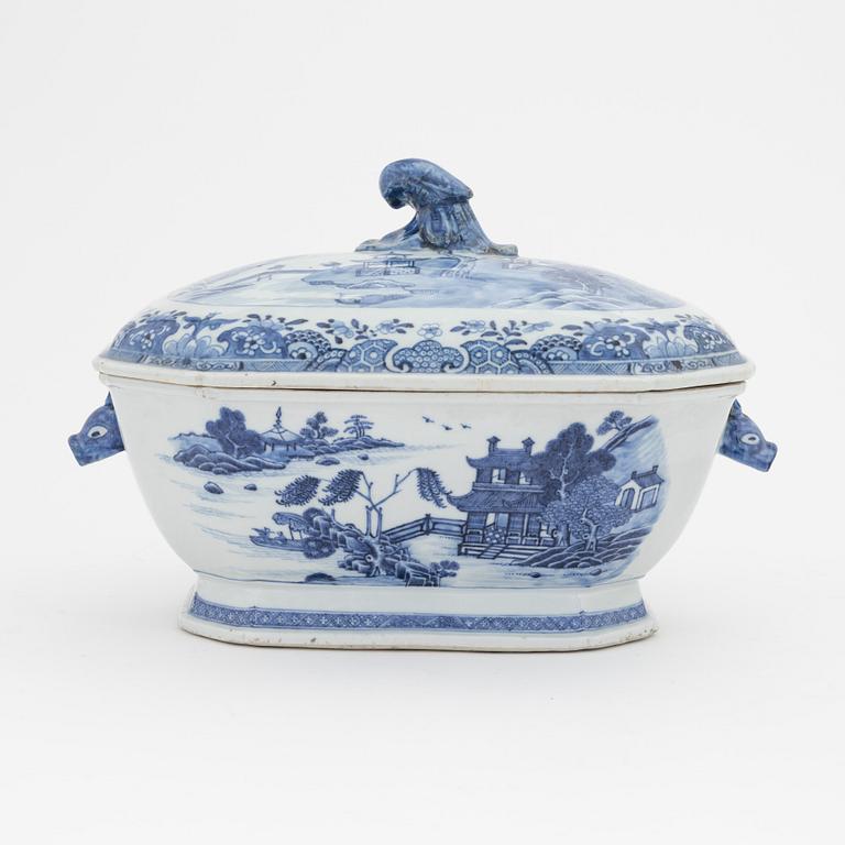 A blue and white tureen, Qing dynasty, Qianlong (1736-95).