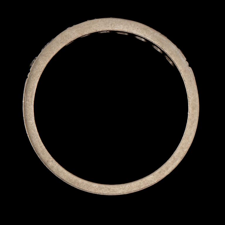 RING, 18k vitguld med 9 briljantslipade diamanter, Hans Strömdahl, Stockholm, 1975. Vikt 3,8 g.