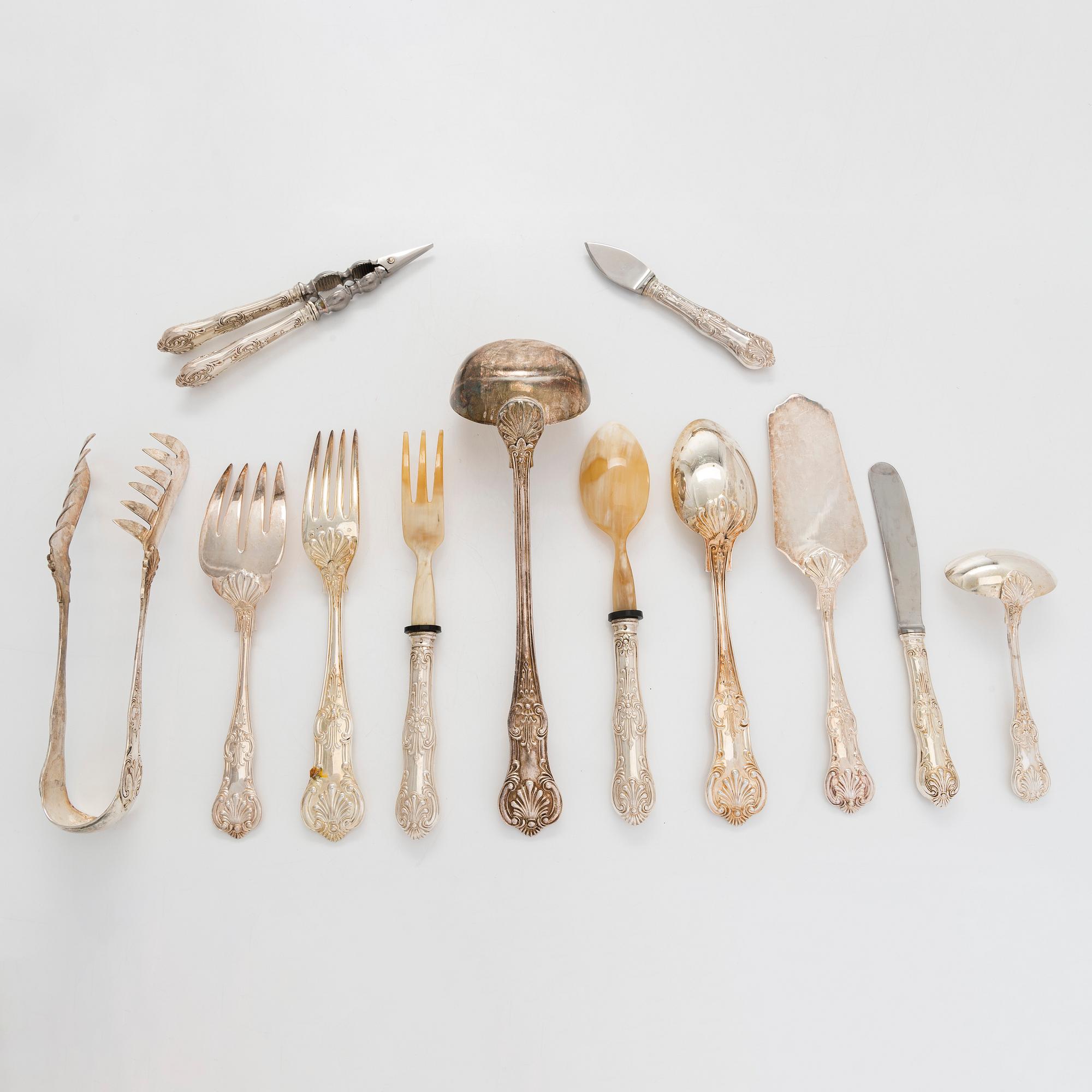 Bestickuppsättning, 143 delar, silver 800, Mellaneuropa. Finska importstämplar.