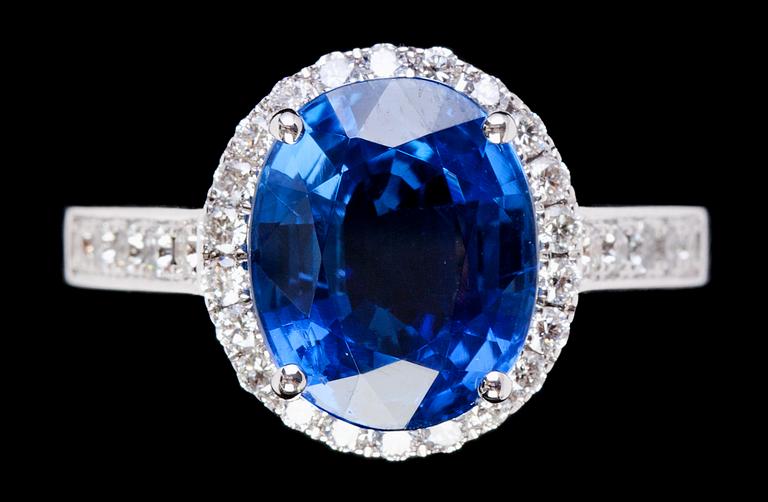 RING, fasettslipad kyanit, 4.95 ct, med briljantslipade diamanter tot. 0.50 ct.
