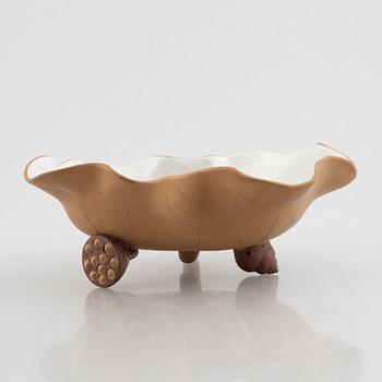 Koppar med fat, tre stycken, samt skål på lotusblommor, Yixinggods, Kina, tidigt 1900-tal.