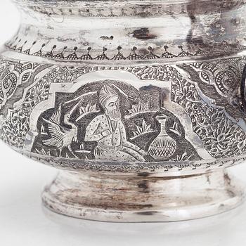 Kaffekanna, sockerskål och gräddkanna, silver, Persien (Iran). Kaffekannan Isfahan Vartan, sen Pahlavidynasti. .