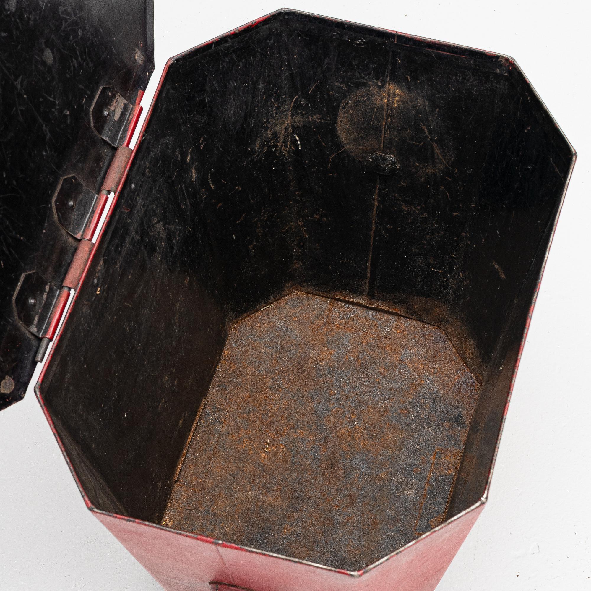 Coal scuttle, England, 19th century.