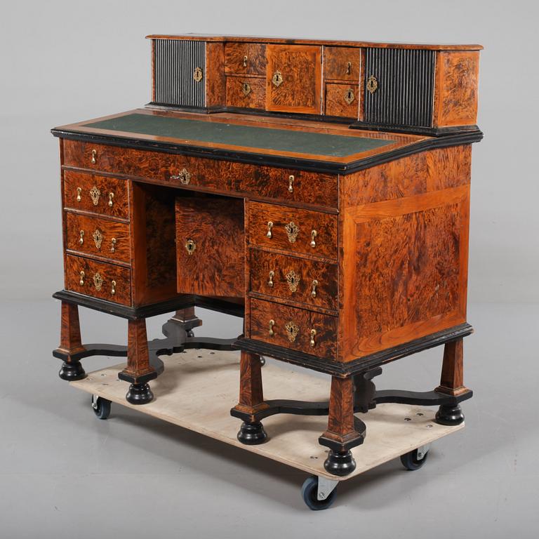 SKRIVBORD MED UPPSATS, senbarock, Fredrik I:s tid, 1700-talets första hälft.