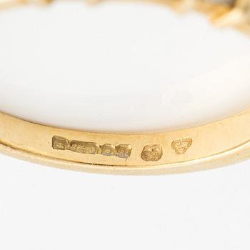 Ring in 18K gold with round brilliant and baguette-cut diamonds.