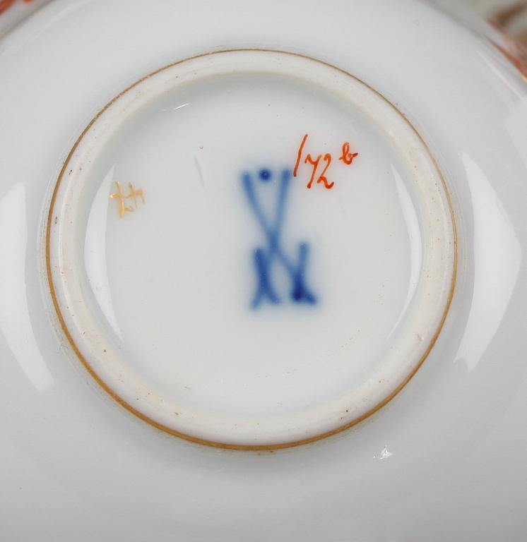 KAFFEKOPPAR MED FAT, 3 st, porslin, rokokostil, Meissen, 1900-tal.