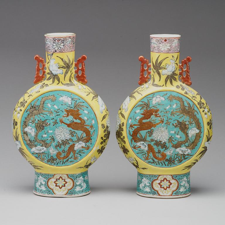A pair of enamelled moon flasks, Qing dynasty, circa 1900.