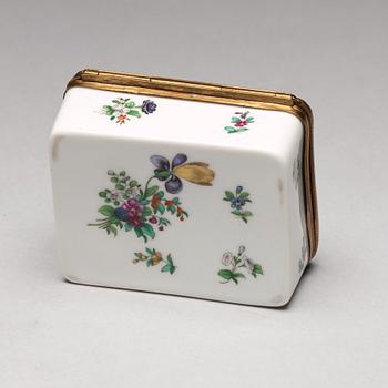 A group of six snuff boxes, 19th/20th Century.