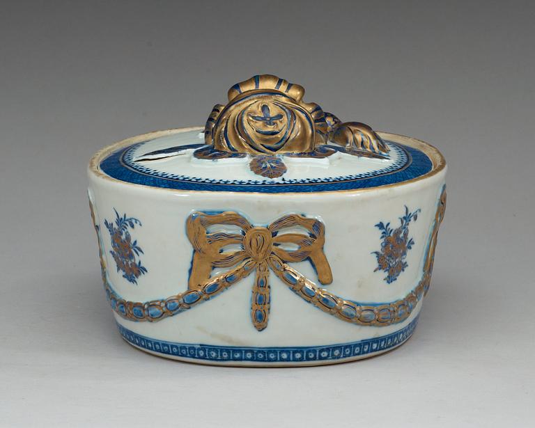 A blue and white tureen with cover and stand. Qing dynasty, Qianlong (1736-95).