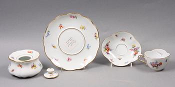 BLÄCKHORN SAMT KAFFEKOPP MED FAT, porslin, Meissen, rokokostil, 1900-tal.