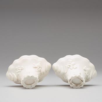 VINOFFERBÄGARE, två stycken, blanc de chine. Qing dynastin, Kangxi (1662-1722).