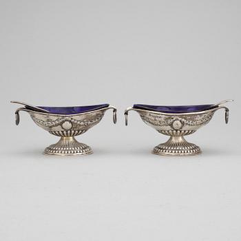 SALTKAR, 2 snarlika, empirestil, Birmingham, England, 1900-talets början. Vikt ca 81 gram.