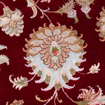 A CARPET Tabriz, part silk, ca 301 x 195 cm.