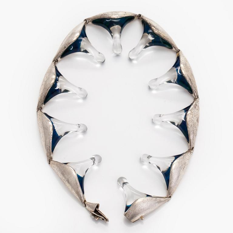 Björn Weckström, kaulakoru, "Corona", hopeaa ja akryyliä.