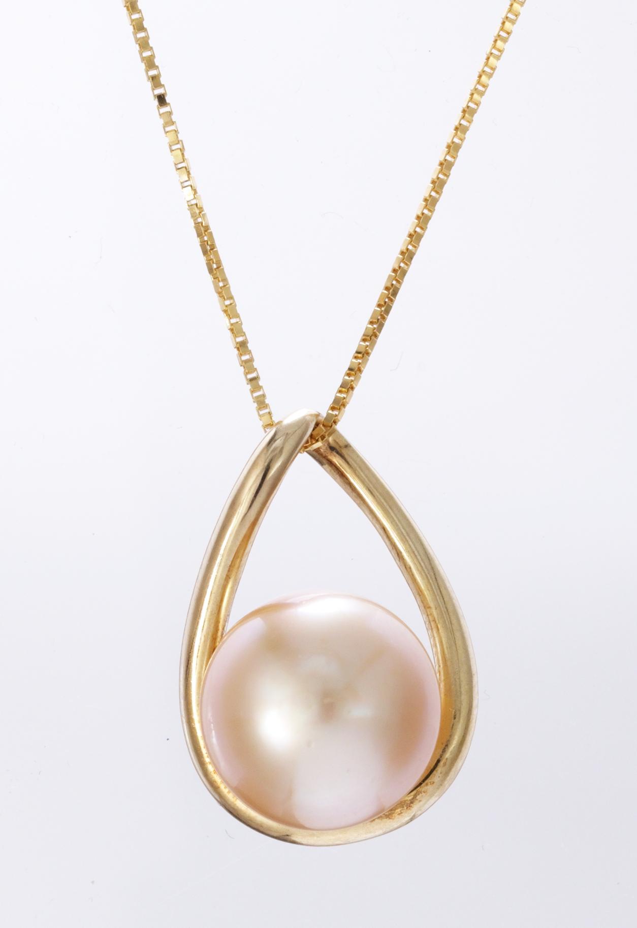 HÄNGSMYCKE, odlad golden South sea pärla, ca 12,8 mm.