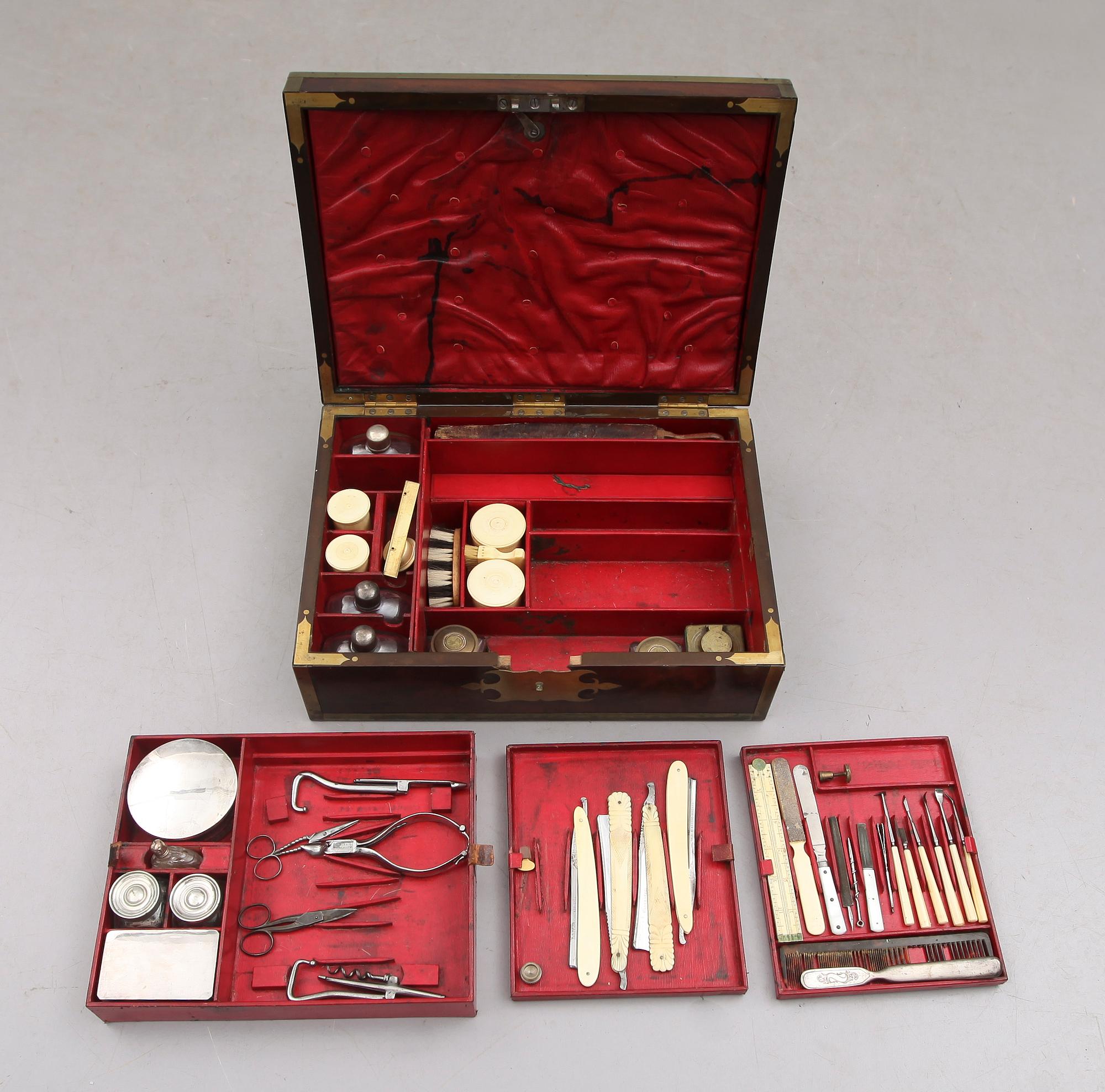 SKRIV/TOALETTSCHATULL, England, 1800-talets andra hälft.