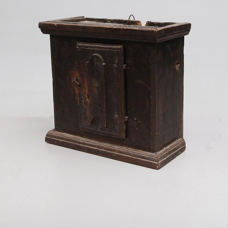 HÄNGSKÅP, allmoge, 1700-tal.