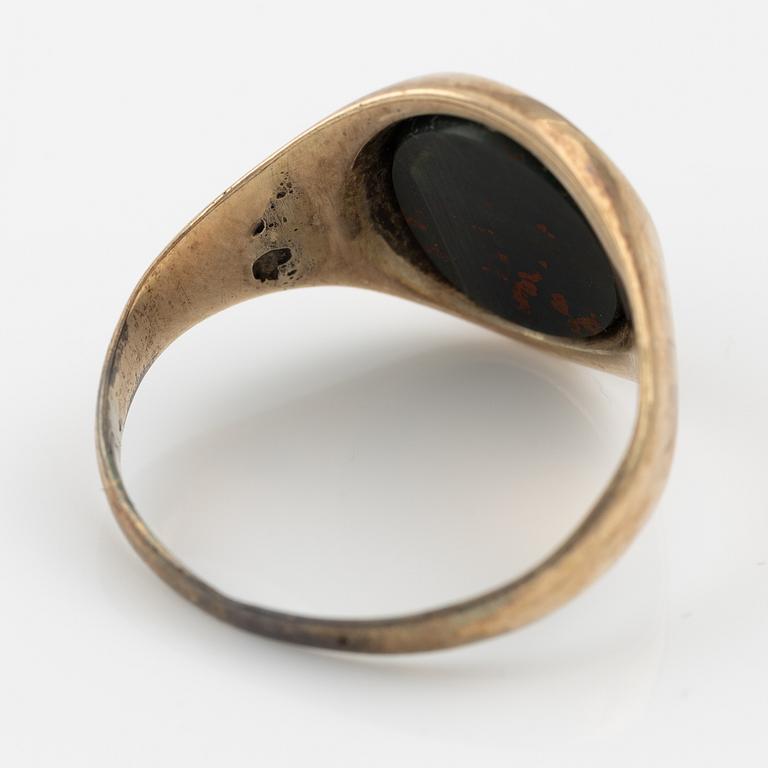 Ring with engraved heliotrope.