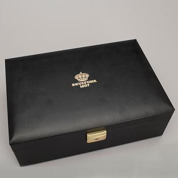 PLUNTA samt SNAPSGLAS, 2 st, mässing, Pierre Forsell, Skultuna, 1900-talets andra hälft.