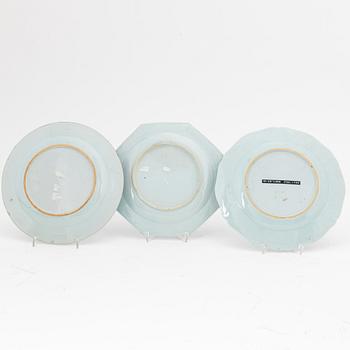 Tallrikar, sex stycken, porslin, Kina, Qingdynastin (Qianlong 1736-95) samt skålfat, Kina, 1800-tal.