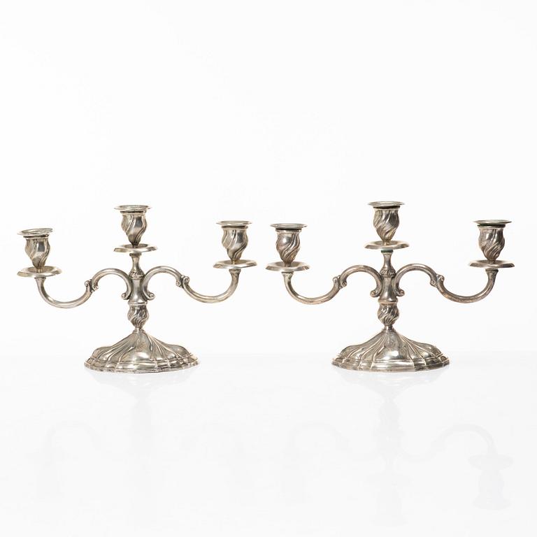 Kandelabrar, ett par, silver, rokokostil, svensk importstämpel Adolf Landoff, Göteborg 1931.