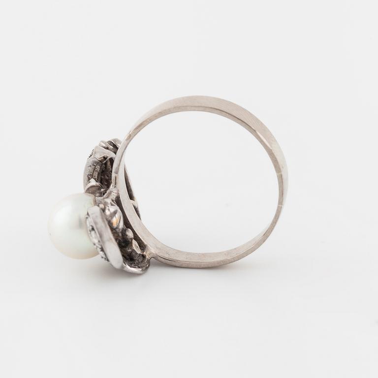 RING, med odlad pärla och diamanter.