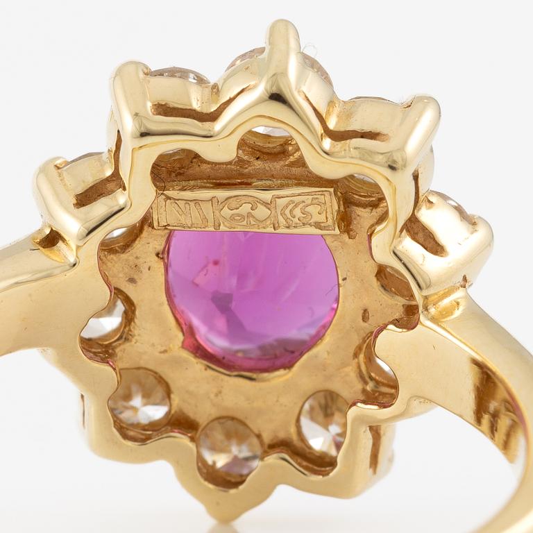 Ring, 18K guld med rosa safir och briljantslipade diamanter.
