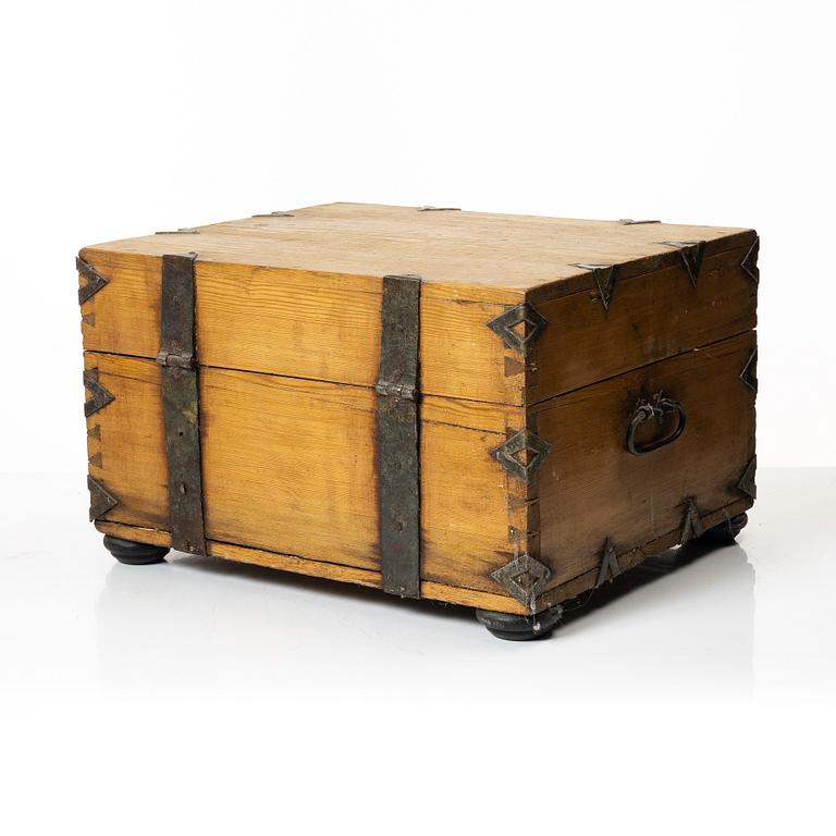 Casket with bottles, 19th century.